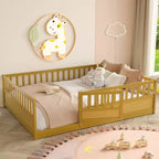 Cadre de lit de bébé à côtés rabattables pour enfants, construction monobloc pleine grandeur avec barrières de sécurité et porte extra-hautes, base à lattes en bois naturel