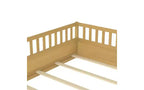 Cadre de lit de bébé à côtés rabattables pour enfants, construction monobloc pleine grandeur avec barrières de sécurité et porte extra-hautes, base à lattes en bois naturel
