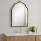 Miroir décoratif encadré en arc perlé en métal doré de 36 po